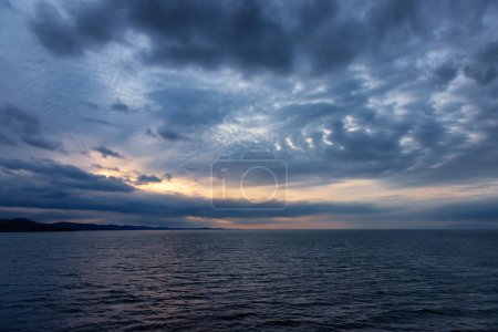 Téléchargez les photos : Nuageux Paysage nuageux pendant l'orage sur la côte ouest de l'océan Pacifique. Colombie-Britannique, Canada. Coucher de soleil - en image libre de droit