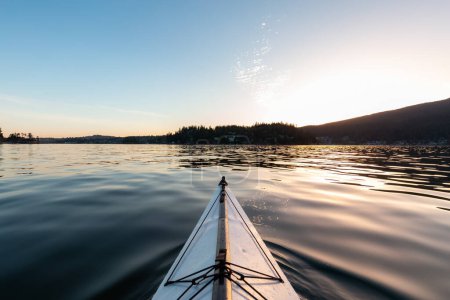 Téléchargez les photos : Kayak à Indian Arm près de Belcarra, Vancouver, BC, Canada. Coucher de soleil ensoleillé. Concept de voyage aventure - en image libre de droit