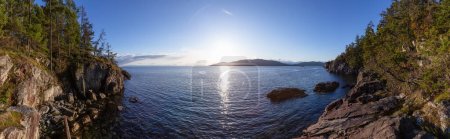 Téléchargez les photos : Rocky Shore sur la côte ouest de l'océan Pacifique. Lighthouse Park à West Vancouver, Colombie-Britannique, Canada. Coucher de soleil. - en image libre de droit