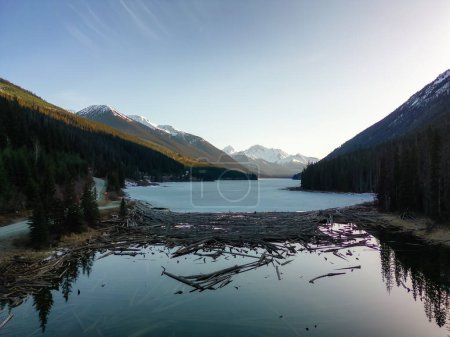 Téléchargez les photos : River, Drift Wood and Frozen Lake by Duffey Lake Road. Entre Pemberton et Lillooet, Colombie-Britannique, Canada. - en image libre de droit