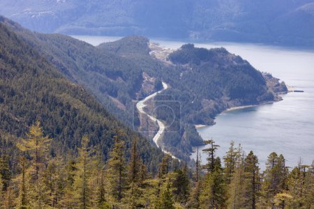 Téléchargez les photos : Vue aérienne de l'autoroute Sea to Sky à Squamish, C.-B., Canada. Journée ensoleillée vibrante. Zoom - en image libre de droit
