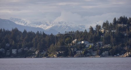Téléchargez les photos : Horseshoe Bay with Canadian Mountain Landscape in Background. West Vancouver, Colombie-Britannique, Canada. - en image libre de droit