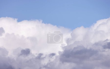 Téléchargez les photos : Nuages gonflés au-dessus du paysage montagneux canadien, journée ensoleillée. Squamish, Colombie-Britannique, Canada. Nature Contexte. - en image libre de droit