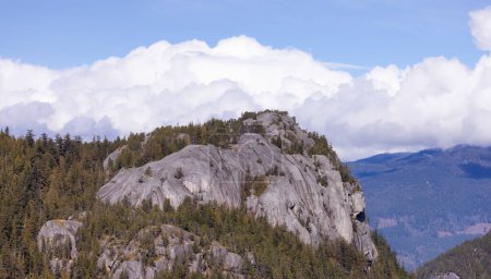 Téléchargez les photos : Rocky cliffs on Chief Mountain in Squamish, BC, Canada. Nature Contexte. Journée ensoleillée. - en image libre de droit