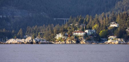 Téléchargez les photos : Horseshoe Bay with Canadian Mountain Landscape in Background. West Vancouver, Colombie-Britannique, Canada. - en image libre de droit