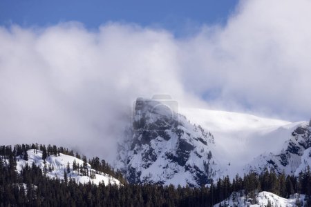 Foto de Sky Pilot Mountain cubierto de nieve. Fondo de la naturaleza paisajística canadiense. Squamish, Columbia Británica, Canadá. Día soleado - Imagen libre de derechos