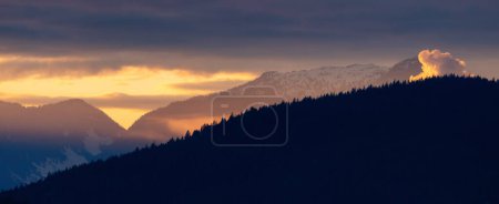 Téléchargez les photos : Nuages gonflés colorés au-dessus du paysage montagneux pendant le coucher du soleil dramatique. Vancouver, Colombie-Britannique, Canada. - en image libre de droit