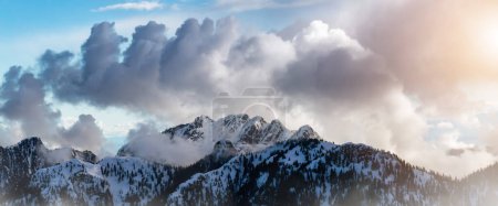 Foto de Snow Covered Mountain Tops in Canadian Nature Landscape. Aérea. Cerca de Squamish, Columbia Británica, Canadá. - Imagen libre de derechos