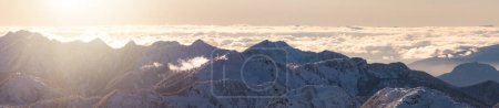 Téléchargez les photos : "Snow Covered Mountain Tops in Canadian Nature Landscape". Panorama aérien. Près de Vancouver, Colombie-Britannique, Canada. - en image libre de droit