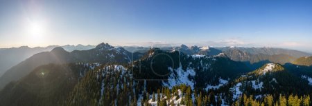 Téléchargez les photos : Paysage montagnard canadien au printemps. Panorama de fond aérien. près de Vancouver, Colombie-Britannique, Canada. Coucher de soleil ensoleillé. - en image libre de droit