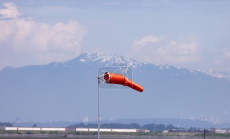 Téléchargez les photos : Chaussette à vent sur la côte ouest par temps venteux. Tsawwassen Ferry Terminal, Colombie-Britannique, Canada. - en image libre de droit