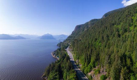 Téléchargez les photos : Route Sea to Sky avec paysage montagneux sur la côte de l'océan Pacifique. Entre Vancouver et Squamish, Colombie-Britannique, Canada. Panorama aérien - en image libre de droit