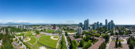Téléchargez les photos : Maisons et bâtiments résidentiels près de Surrey Central, Vancouver, Colombie-Britannique, Canada. Panorama aérien - en image libre de droit