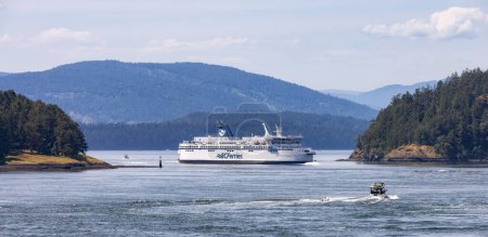 Foto de Islas del Golfo, Columbia Británica, Canadá - 19 de mayo de 2023: BC Ferries Pasando Por las Islas en la Costa Oeste del Océano Pacífico. - Imagen libre de derechos