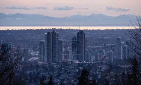 Téléchargez les photos : Immeubles d'appartements dans la région métropolitaine de Vancouver. Coucher de soleil crépusculaire. Burnaby Mountain, Colombie-Britannique, Canada. - en image libre de droit