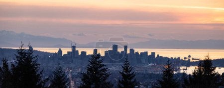 Téléchargez les photos : Skyline du centre-ville de Vancouver sur la côte ouest vue de Burnaby Mountain, BC, Canada. - en image libre de droit