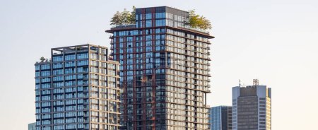 Foto de Edificios residenciales en el centro de Vancouver, Columbia Británica, Canadá. Ciudad urbana moderna. - Imagen libre de derechos