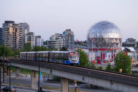Téléchargez les photos : Centre-ville de Vancouver, Colombie-Britannique, Canada - Le 29 mai 2023 : Circulation en Skytrain par Science World pendant Sunn Sunset. - en image libre de droit
