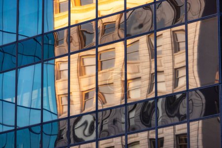 Téléchargez les photos : Vitrage d'un mur-rideau extérieur sur un immeuble moderne dans le centre-ville Vancouver, BC, Canada. - en image libre de droit