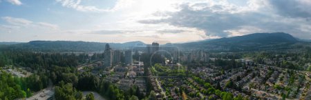 Téléchargez les photos : Vue Aérienne Panoramique Du Centre Ville De Coquitlam et Des Maisons Résidentielles. Région métropolitaine de Vancouver, BC, Canada. - en image libre de droit