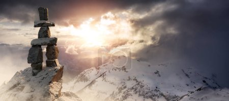 Téléchargez les photos : Statue de roche, Inuksuk, au sommet d'un sommet enneigé. 3d Rendu Art. Image Aérienne Contexte de la Colombie-Britannique, Canada. Illustration 3D - en image libre de droit