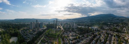 Téléchargez les photos : Vue Aérienne Panoramique Du Centre Ville De Coquitlam et Des Maisons Résidentielles. Région métropolitaine de Vancouver, BC, Canada. - en image libre de droit