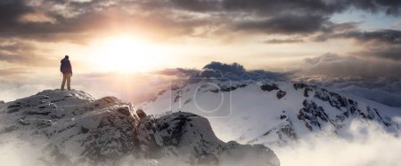 Téléchargez les photos : Homme aventureux debout au sommet de Mountain Cliff. Exteme Adventure Composite. 3d Rendering Peak. Image aérienne de fond de la Colombie-Britannique, Canada. - en image libre de droit
