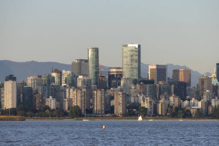 Téléchargez les photos : Bâtiments municipaux sur la côte ouest de l'océan Pacifique. Downtown Vancouver, BC, Canada. Coucher de soleil ensoleillé - en image libre de droit