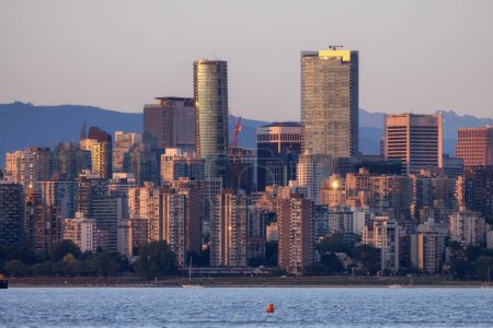 Foto de Edificios de la ciudad en la costa oeste del Océano Pacífico. Centro de Vancouver, BC, Canadá. Sunny Sunset. Panorama - Imagen libre de derechos