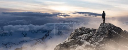 Foto de Mujer aventurera de pie en la cima del acantilado de la montaña. Compuesto de Aventura Extrema. 3d Rendering Peak. Imagen aérea de fondo de British Columbia, Canadá. - Imagen libre de derechos