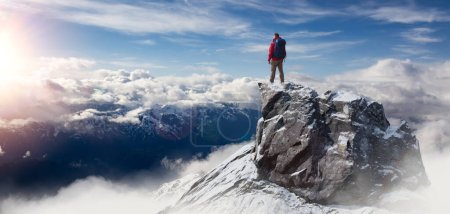 Foto de Hombre aventurero de pie en la cima del acantilado de la montaña. Compuesto de Aventura Extrema. 3d Rendering Peak. Imagen aérea de fondo de British Columbia, Canadá. - Imagen libre de derechos