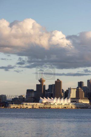 Téléchargez les photos : Downtown Vancouver Modern City Skyline at Sunset. Place du Canada. Colombie-Britannique, Canada. - en image libre de droit