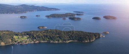 Téléchargez les photos : Islands in Howe Sound near Vancouver and Sunshine Coast, BC, Canada. Panorama aérien - en image libre de droit