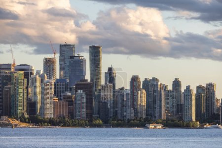Foto de Downtown Vancouver Modern City Skyline al atardecer. Columbia Británica, Canadá. - Imagen libre de derechos