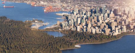 Téléchargez les photos : Downtown Vancouver Modern Cityscape. Panorama aérien. Coucher de soleil. Colombie-Britannique, Canada. - en image libre de droit