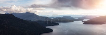 Téléchargez les photos : Vue panoramique aérienne des îles et du bras de mer près de Sunshine Coast, Colombie-Britannique, Canada. Ciel nuageux au coucher du soleil. Nature Contexte Panorama - en image libre de droit
