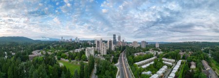 Foto de Barrio residencial y edificios de apartamentos en Suburban City. Burnaby, Vancouver, BC, Canadá. Panorama aéreo - Imagen libre de derechos