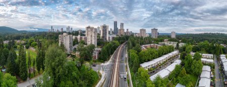 Foto de Barrio residencial y edificios de apartamentos en Suburban City. Burnaby, Vancouver, BC, Canadá. Panorama aéreo - Imagen libre de derechos