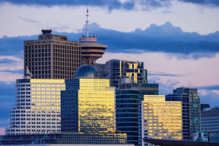 Téléchargez les photos : High-Rise Buildings in Urban City at Sunset. Centre-ville de Vancouver, Colombie-Britannique, Canada. - en image libre de droit