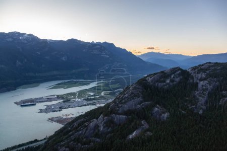 Téléchargez les photos : Paysage montagneux canadien au coucher du soleil. Squamish, Colombie-Britannique, Canada. - en image libre de droit