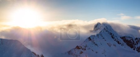 Foto de Paisaje de Montaña Costera Canadiense cubierto de Nubes. Panorama aéreo. Columbia Británica, Canadá. - Imagen libre de derechos