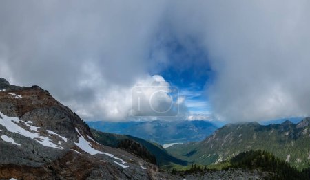 Foto de Vista panorámica aérea del paisaje rocoso de la montaña. Nublado día soleado. Tomado en Columbia Británica, Canadá. Antecedentes - Imagen libre de derechos