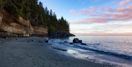 Foto de Vista panorámica de Mystic Beach en la costa oeste del Océano Pacífico. Summer Sunny Sunrise. Fondo de paisaje natural canadiense Panorama. Situado cerca de Victoria, Vancouver Island, BC, Canadá. - Imagen libre de derechos