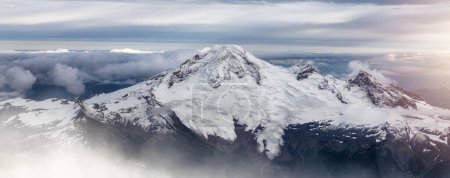 Téléchargez les photos : Mt Baker recouvert de neige et de nuages. Paysage aérien nature arrière-plan. Washington, États-Unis. - en image libre de droit