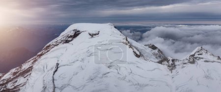 Téléchargez les photos : Mt Baker recouvert de neige et de nuages. Paysage aérien nature arrière-plan. Washington, États-Unis. - en image libre de droit