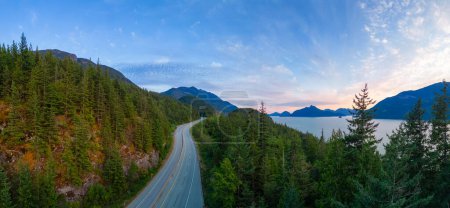 Téléchargez les photos : Route panoramique sur la côte de l'océan avec paysage de montagne. Sea to Sky Hwy, North of Vancouver, BC, Canada. Vue aérienne. Coucher de soleil - en image libre de droit