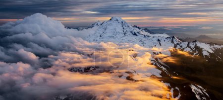 Téléchargez les photos : Pic des montagnes Rocheuses couvert de nuages. Paysage aérien Nature Arrière-plan. Vue de l'avion, Washington, USA. - en image libre de droit