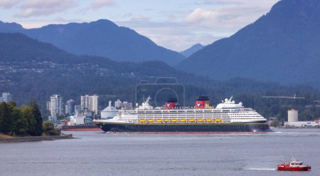 Téléchargez les photos : Vancouver, BC, Canada - 2 août 2023 : Croisière quittant le port du centre-ville avec des montagnes en arrière-plan. - en image libre de droit