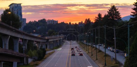 Téléchargez les photos : Lougheed Highway pendant Golden Sunset. Burnaby, Vancouver, BC, Canada. Ville moderne - en image libre de droit