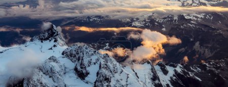 Foto de Pico de las Montañas Rocosas cubierto de nubes. Antecedentes de la naturaleza del paisaje aéreo. Vista desde el avión, Washington, EE.UU.. - Imagen libre de derechos